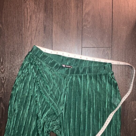 Green top and trousers - Picture 9 of 11